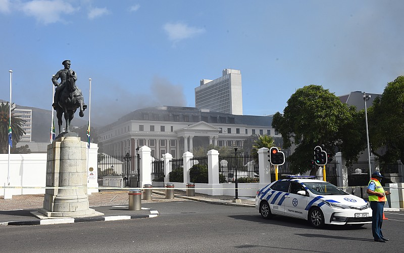 Güney Afrika parlamento binasında yangın çıktı