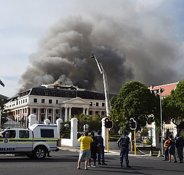 Güney Afrika Parlamentosu'nun çatısında yine yangın çıktı