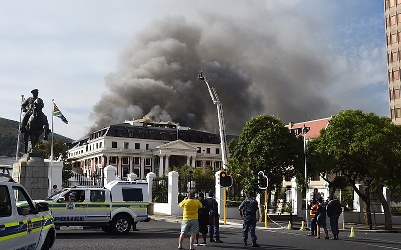 Güney Afrika Parlamentosu'nun çatısında yine yangın çıktı