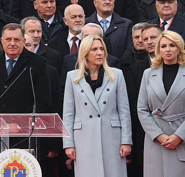 Bosna Hersek'te anayasaya aykırı olmasına rağmen "Sırp Cumhuriyeti" günü kutlandı
