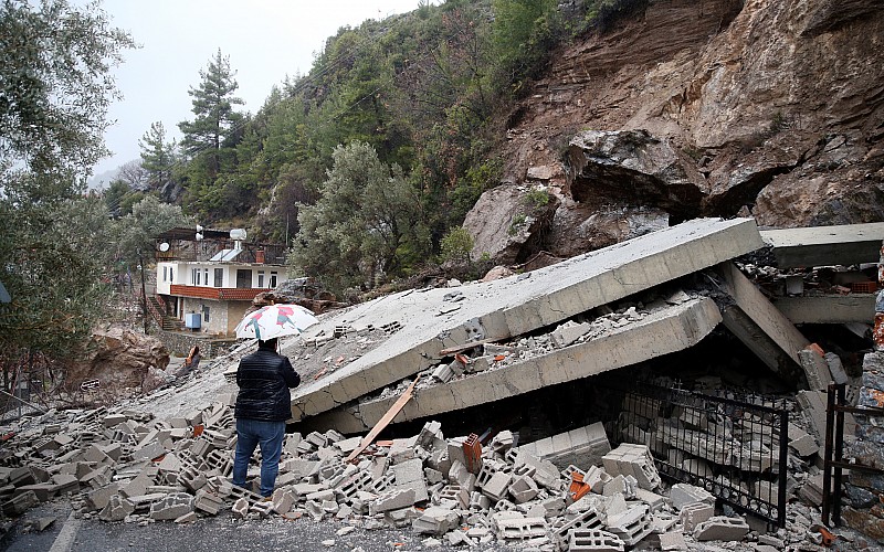 Alanya'da dağdan kopan kaya parçaları 3 katlı evi yıktı