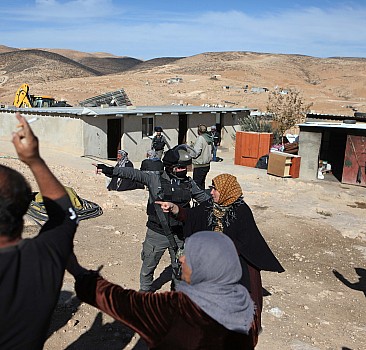 İsrail güçleri Batı Şeria'da Filistinlilere ait ev ve tesisleri yıktı