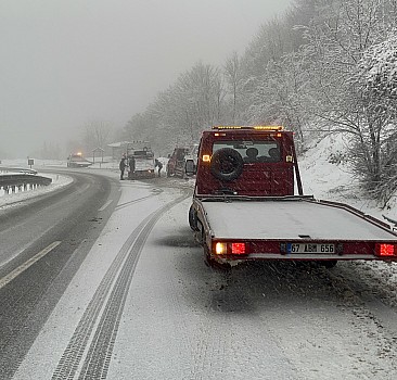 Zonguldak-İstanbul kara yolunda kar yağışı etkili oluyor