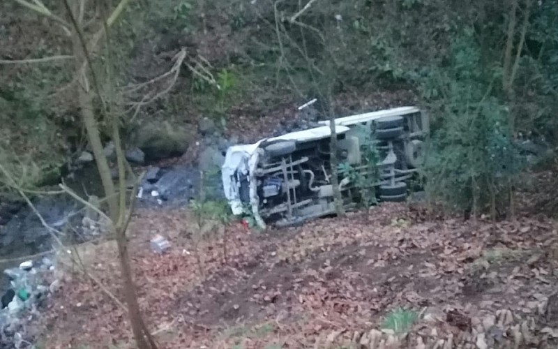 Trabzon'da dereye yuvarlanan kamyonetin sürücüsü yaralandı