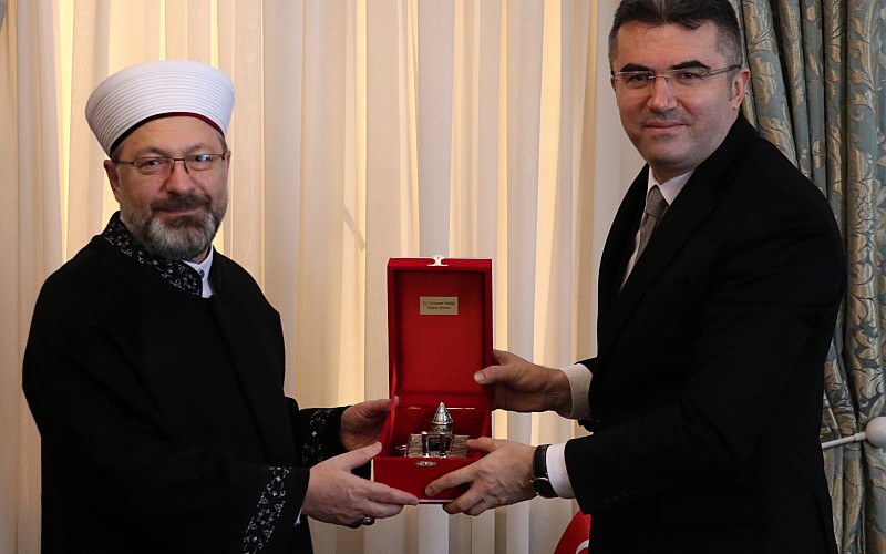 Erbaş Erzurum Valiliği ile Büyükşehir Belediyesini ziyaret etti