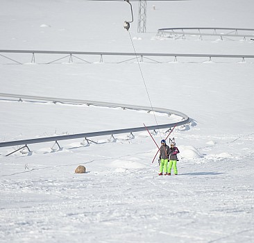 Tuncelili kayakçılar milli forma hedefiyle Ovacık Kayak Merkezi'nde çalışıyor