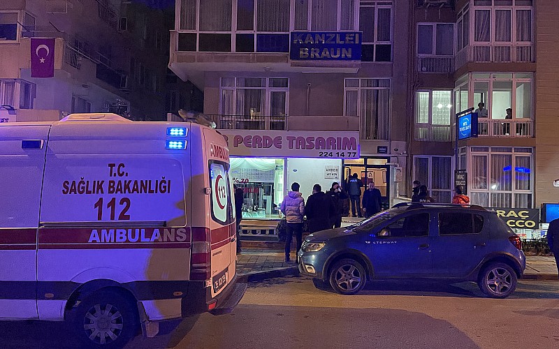 İzmir'de apartman girişinde hareketsiz yatan kişinin öldürüldüğü belirlendi