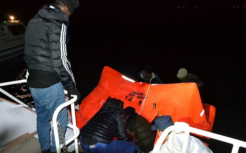 Balıkesir açıklarında Türk kara sularına itilen 28 düzensiz göçmen kurtarıldı