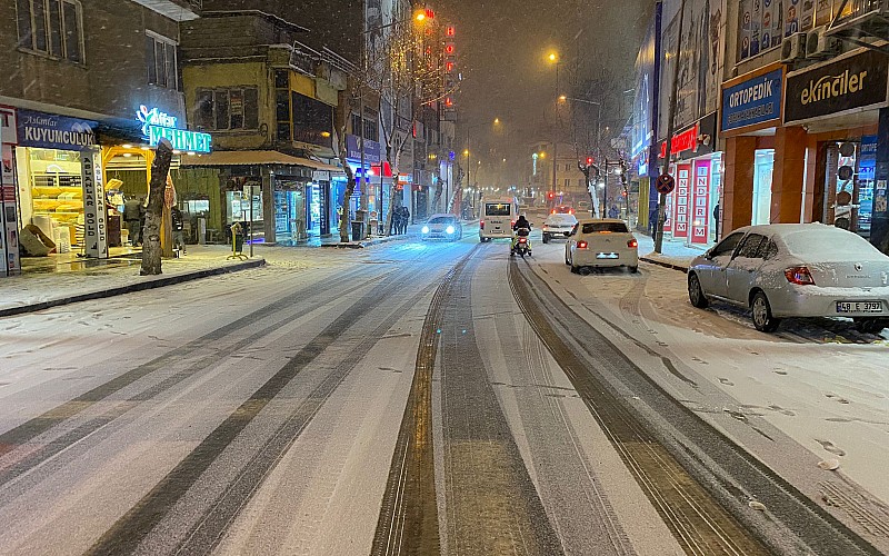 Adıyaman'da kar yağışı trafiği olumsuz etkiledi