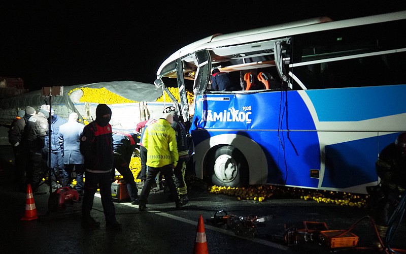 Denizli'de yolcu otobüsünün tıra çarpması sonucu 1 kişi öldü, 21 kişi yaralandı