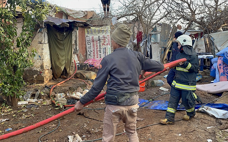 Antalya'da atık malzemelerinin depolandığı evde yangın çıktı