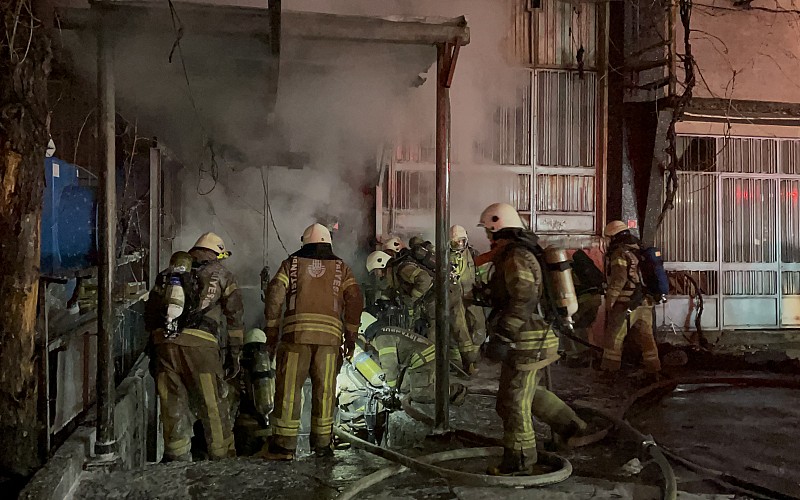Bayrampaşa'da tekstil deposunda çıkan yangın söndürüldü
