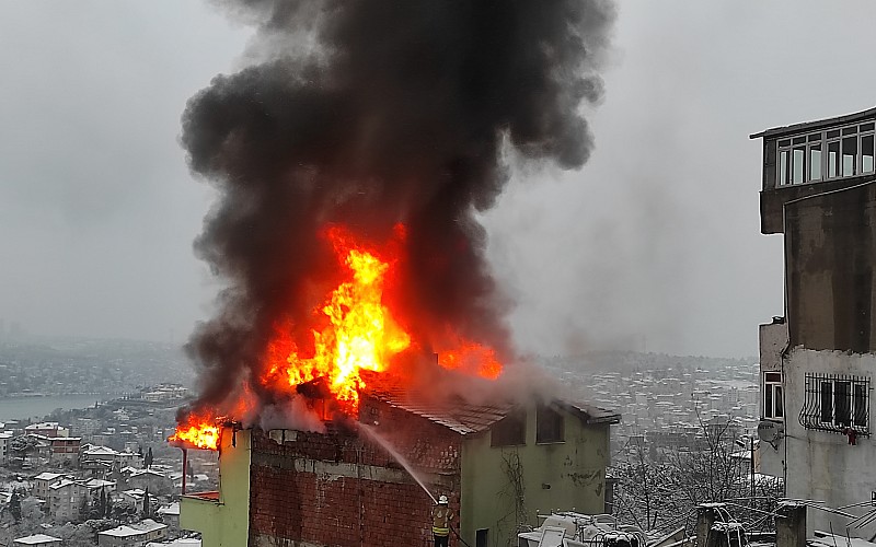 İstanbul'da metruk binanın çatısında çıkan yangın söndürüldü