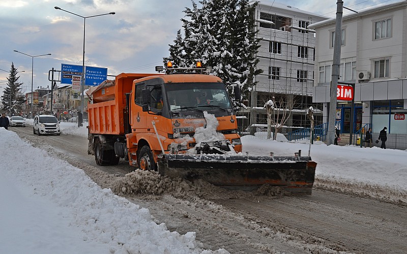 Gaziantep, Kahramanmaraş, Malatya ve Adıyaman'da karla mücadele sürüyor