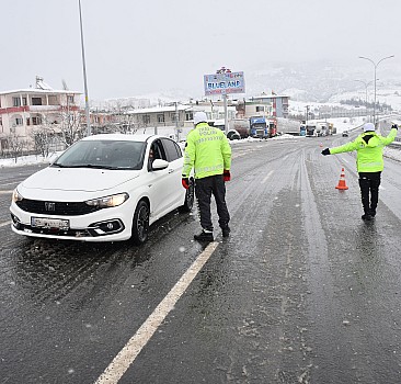 Kahramanmaraş-Kayseri kara yolu kar nedeniyle ulaşıma kapandı