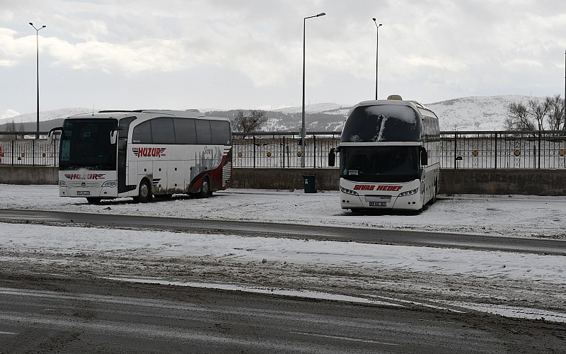 Sivas'ta yolcu otobüsü seferlerine kar ve tipi engeli