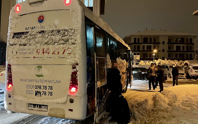 Düzce'de kar nedeniyle yolda kalan 400 kişi öğrenci yurdunda misafir ediliyor