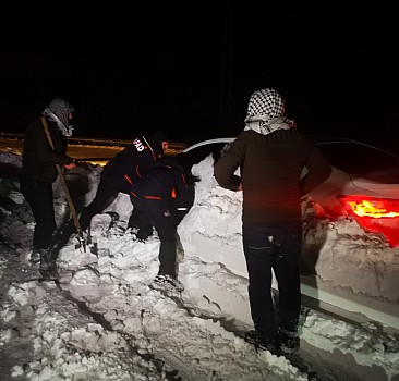 Diyarbakır-Siverek kara yolunda karda mahsur kalan 2'si yolcu otobüsü 49 araç kurtarıldı