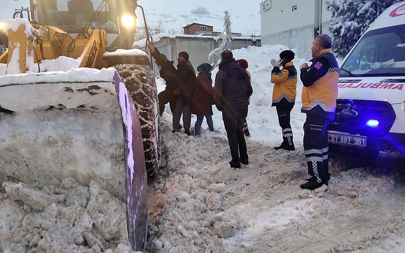 Kardan kapanan yolu açan ekipler hamile kadını hastaneye ulaştırdı