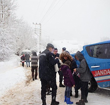 Kastamonu'da jandarma ekipleri evlerine gidemeyen öğrencilere yardım etti