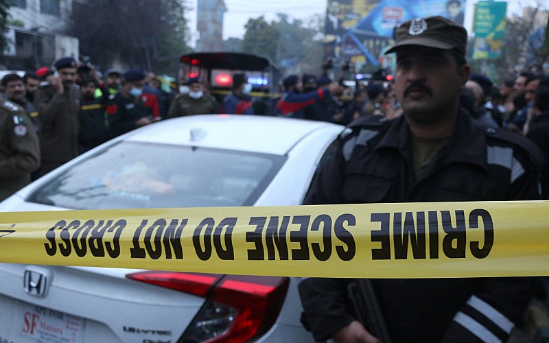 Pakistan'da silahlı saldırıya uğrayan muhabir yaşamını yitirdi