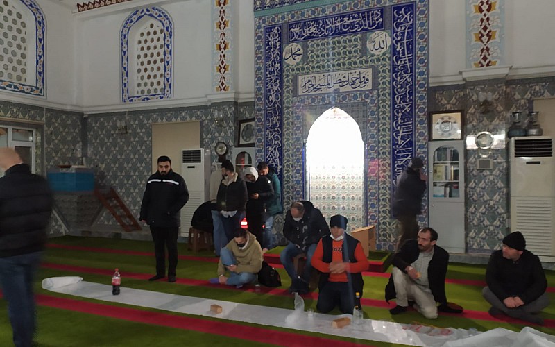 Arnavutköy'de yollarda mahsur kalan vatandaşlar camilerde misafir ediliyor