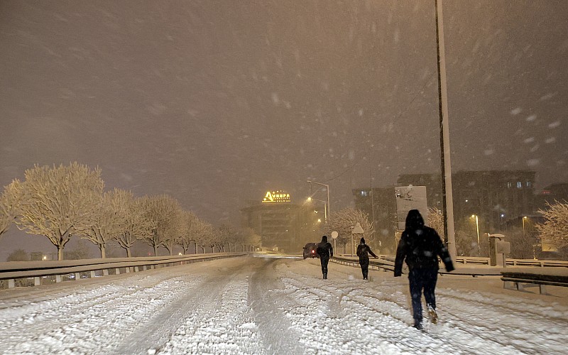 İstanbul'da kar yağışı ulaşımda aksamalara neden oluyor