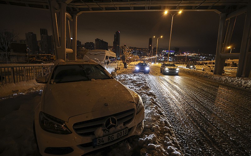 İstanbul'da bir çok kişi araçlarında mahsur kaldı