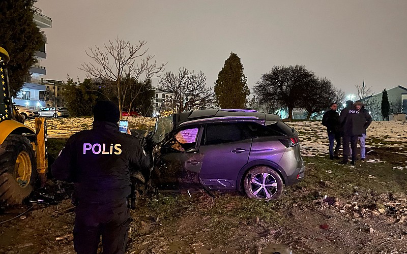 İstanbul'da otomobil iş makinesine çarptı, 2 kişi yaralandı