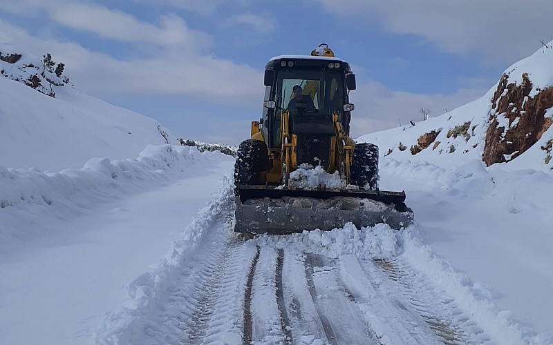 Hatay'da kar nedeniyle kapanan 19 mahallenin yolu ulaşıma açıldı