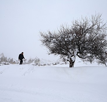 Turistler kar altındaki Kapadokya'da tatilin tadını çıkarıyor