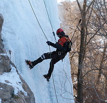 Buz tutan Gelinkayası Şelalesi tırmanış tutkunlarınca ziyaret ediliyor