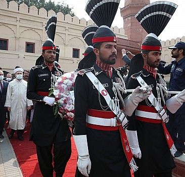 Erbaş, Pakistan'da tarihi camide cuma namazını kıldırdı