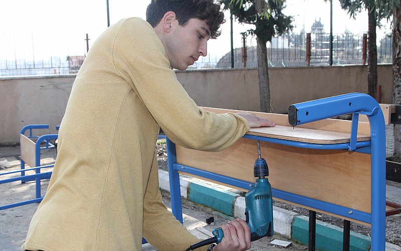 Antalya'da meslek lisesi öğrencileri ürettikleri malzemelerden para kazanıyor