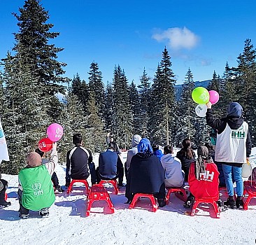 Yetim çocuklar Ilgaz Yurduntepe Kayak Merkezi'nde doyasıya eğlendi
