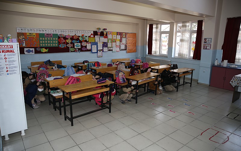 Okullarda deprem tatbikatı yapıldı