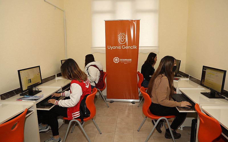 Diyarbakırlı öğrenciler belediyenin açtığı "Akademi Lise" ile geleceğe hazırlanıyor