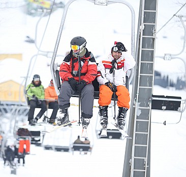 Kayak sezonu uzayan Kartepe'de kar keyfi sürüyor