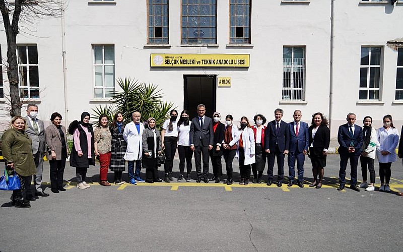 Milli Eğitim Bakanı Özer, İstanbul'da okul ziyaretlerinde bulundu