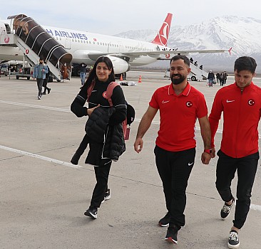 Milli güreşçi Kamaloğlu, Erzincan'da coşkuyla karşılandı