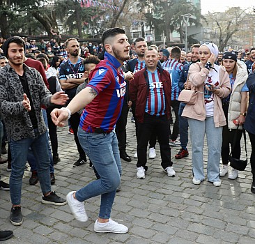 Trabzonsporlu taraftarlardan Beşiktaş maçı öncesi takımlarına destek