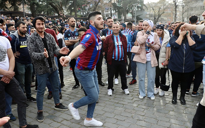 Trabzonsporlu taraftarlardan Beşiktaş maçı öncesi takımlarına destek