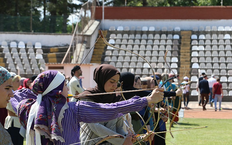 Tokat'ta düzenlenen geleneksel okçuluk yarışlarında final atışları yapıldı