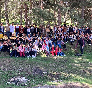 Kars'ta öğretmen ve öğrenciler çevre haftası kapsamında ormanda temizlik yaptı
