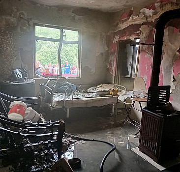 Zonguldak'ta evinde çıkan yangında mahsur kalan yaşlı kadın kurtarıldı