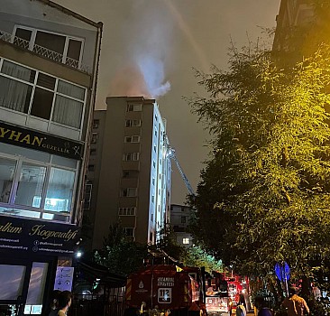 Kadıköy'de 11 katlı binanın çatısında çıkan yangın söndürüldü