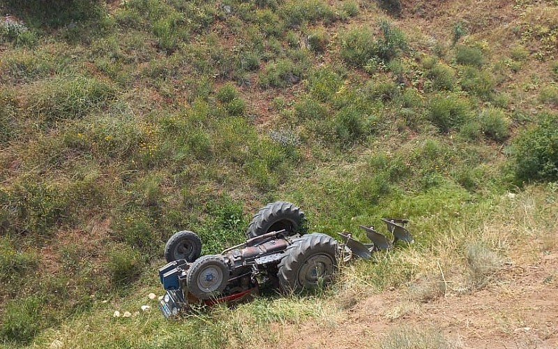 Sivas'ta devrilen traktörün sürücüsü ağır yaralandı