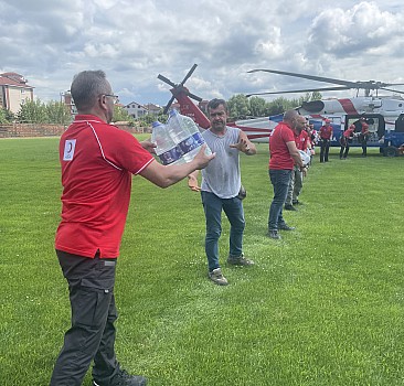 Bartın'da ulaşımı kesilen köye helikopterle gıda yardımı yapıldı