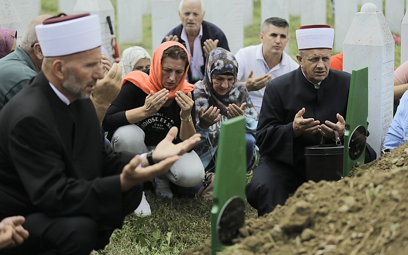 Balkan ülkelerinde Srebrenitsa kurbanları soykırımın 27. yılında anıldı