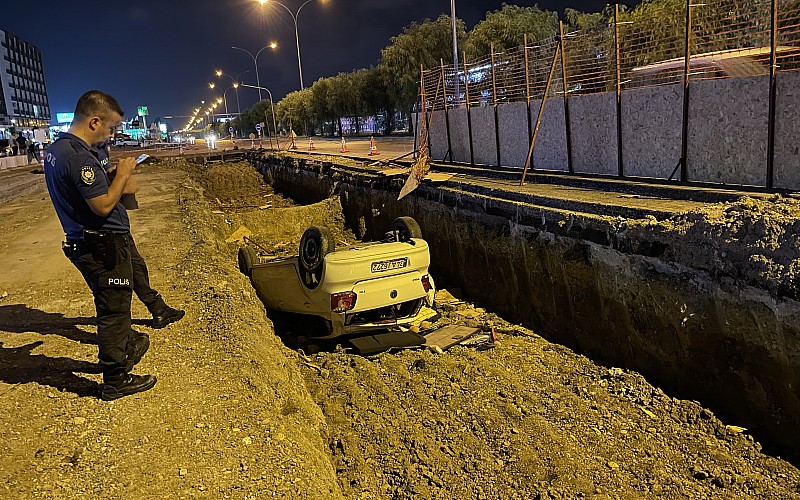 Adana'da otomobil alt geçit çalışması yapılan alana düştü